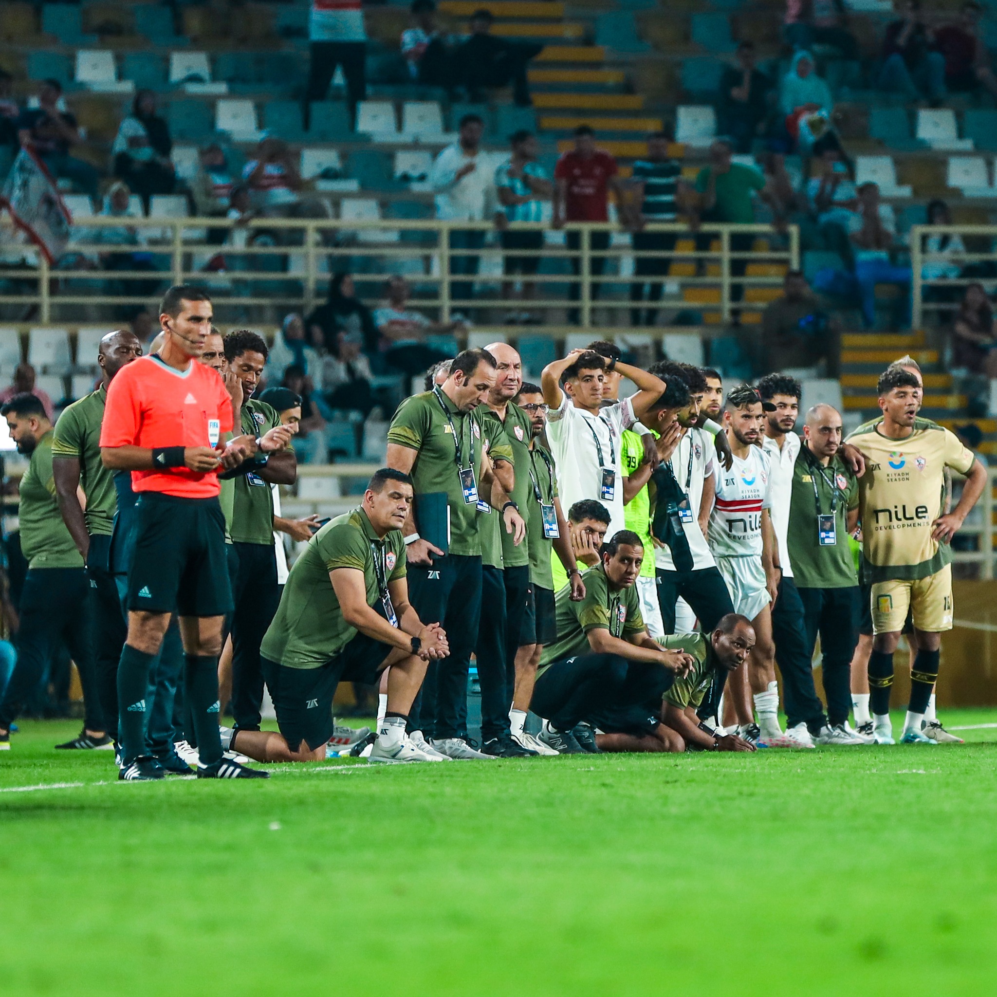 اعتداء على أرض الملعب.. تفاصيل أزمة لاعبي الزمالك في “السوبر” بأبوظبي