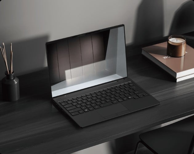 أخف حاسب محمول في العالم مقاس 14 بوصة Fujitsu Zero Lifebook WU5/J3 بهيكل ألياف الكربون