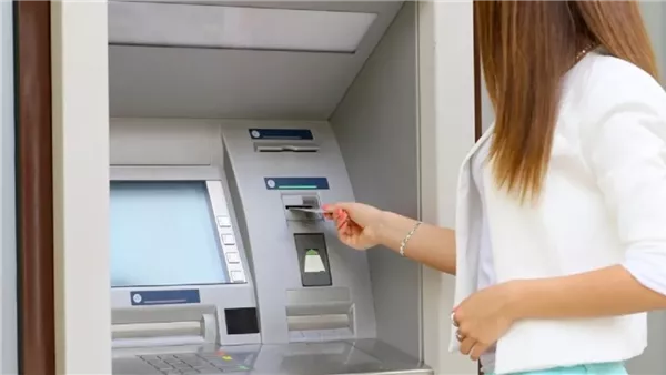 حدود السحب اليومي الجديدة بـ البنوك  وماكينات ATM وإنستاباي ورسوم الاستعلام  بعد قرارات البنك المركزي الأخيرة هتحسب ويتخصم منك كام ؟