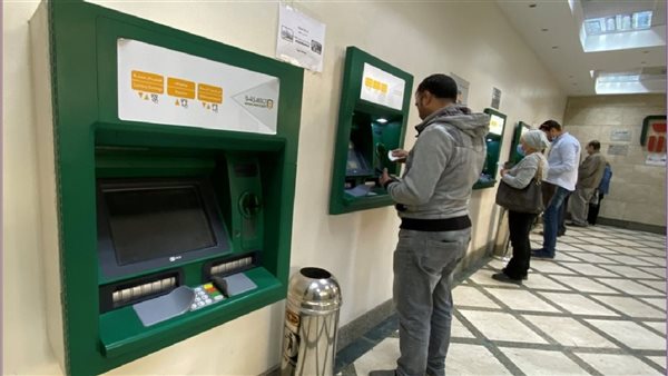 الأمن يكشف تفاصيل سرقة كروت الفيزا من كبار السن أمام ماكينات الصراف الآلي الـ ATM: سيدة تعترف بـ 4 وقائع واعترافات “صادمة”